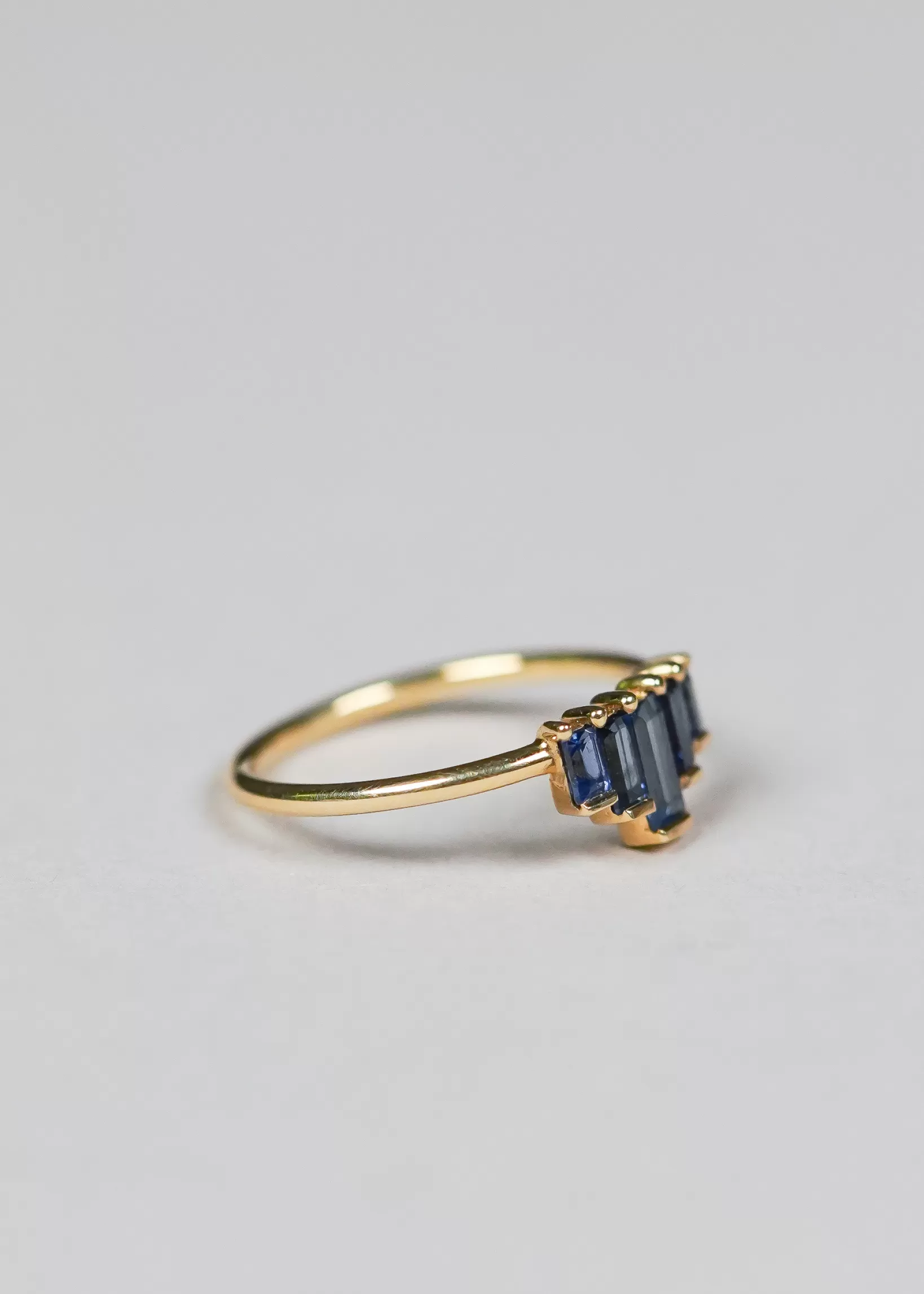 Store Artëmer Artemer Sapphire Baguette Ring